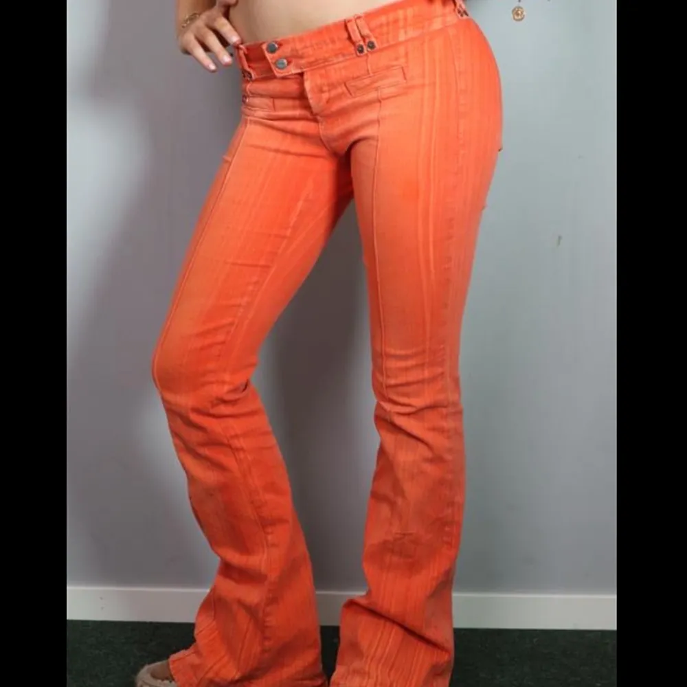 Coola orangea bootcutjeans 😍 Midja: 35cm Innerbenlängd: 84cm . Jeans & Byxor.