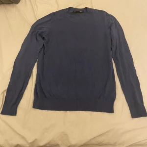 Blå tröja från 157 - Säljer en stilren blå tröja från 157 i storlek S. Den är i bra skick och perfekt för både vardag och lite finare tillfällen. Tröjan har långa ärmar och en klassisk rund halsringning. Materialet känns mjukt och bekvämt mot huden. Passar perfekt till jeans eller chinos!