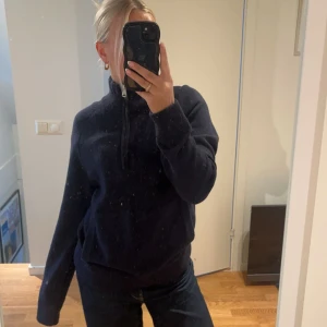 J Lindeberg Half zip - Säljer denna J Lindeberg stickade Half zipen pga att den inte kommer till användning. 