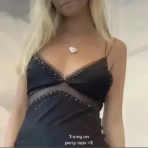 Svart zara linne - Jättesnyggt till fest, några nitar har fallit av