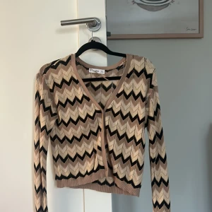 Långärmad mönstrad kofta - Långärmad mönstrad kofta från Zara i storlek M