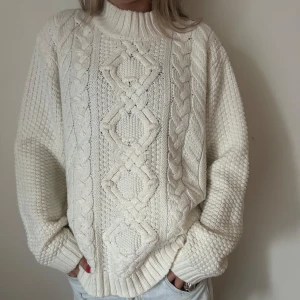 Vit  tjocktröja - En supermysig tröja perfekt till hösten!!💕