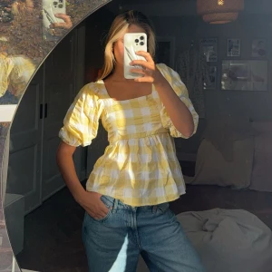 Topp - Säljer denna sååå söta toppen älskar den hihih🎀👑🎀🌸🌸