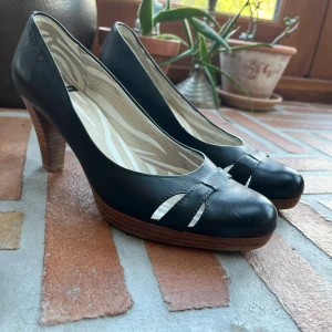 Vagabond pumps i svart läder - Så snygga men lite för små för mig som egentligen har stl 38 så endast använda två gånger. Fint skick, se bilder!