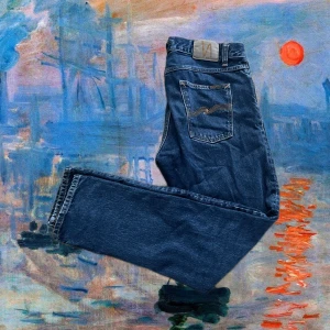 Nudie Jeans - Hej säljer ett par nudie jeans i passform Steady Eddie ll, storlek 32:32, färg deep sea knappt använda