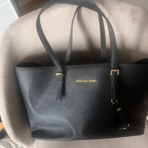 Michael kors väska - Rymlig fin väska i bra skick! 