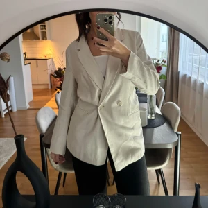Beige kavaj - Säljer en stilren beige kavaj i storlek M, har kuddar vid axlarna. Den är i nyskick och använd endast några få gånger 🤍