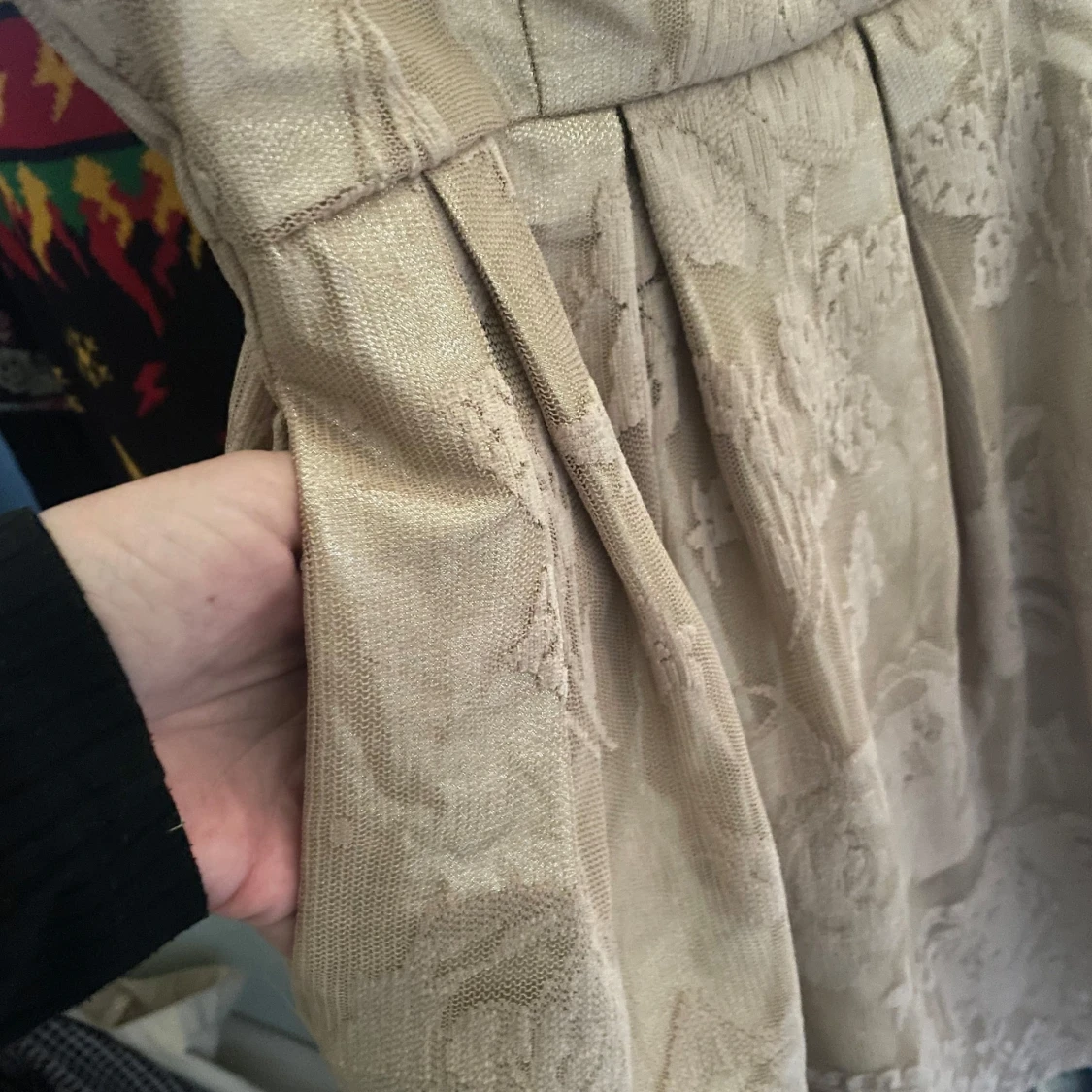 Vacker guldbeige klänning  - 90