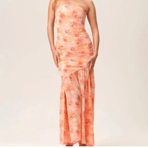 Adoore klänning - Säljer denna helt nya adoore klänning storlek 32 alla lappar kvar, finns inte att köpa längre  nypris 1700 kr  Mitt pris 1500 kr Egna bilder kan fås 