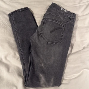 Dondup Jeans - Dondup Jeans Skick 10/10 Använd - Max 5 gånger Nypris 3500kr