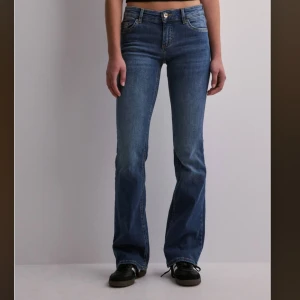 Only Low Waist Jeans - Säljer dessa lågmidjade bootcut jeansen från only i blått💙 Storlek S\32! Nypris 549kr