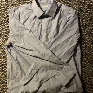 Zara skjorta - Jättefint skick skulle dock behövas stryka. Rätt så slim passform. 