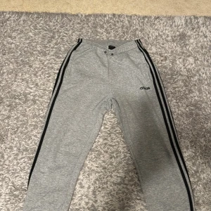 Adidas byxor  - Säljer mina Adidas byxor då jag inte använder dem längre, byxorna är i bra skick