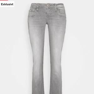 Ltb Jeans - Säljer dessa helt nya endast testade Ltb jeans storlek 27/34, lapparna är kvar! Däremot har de defekter som ej är gjort av mig, utan små fel i jeansens tyg helt enkelt. Tror ej  de går bort. Inte jätte synliga och inget man direkt tänker på, men jag kommer ej använda jeansen🙈❤️Sista bilderna visar defekterna. Syns typ mest på nära håll. Hör av dig innan du köper eller vid frågor! 💞