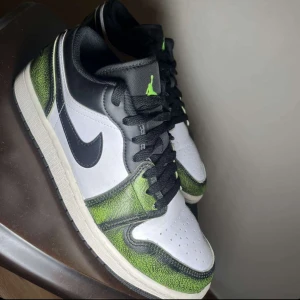 Jordan skor  - Snygga och bekväma Jordan skoe, med orm mönster, storlek 40-41. Väldigt bra skick och rena o fräscha. Inte använt mycket. Skriv för fler bilder eller funderingar. Pris kan diskuteras.
