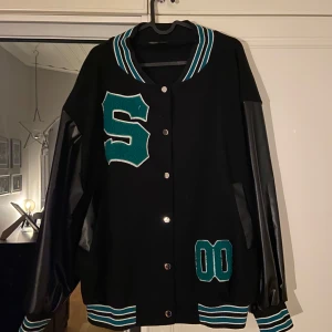 Baseboll jacket - En snygg jacka som passar vår-höst. Säljer den på grund av att jag ej använder den mera.