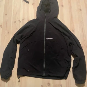 Harlaut apparel Light Mountain jacket - Säljer en svart Harlaut jacka i storlek Medium (nypris 2300kr) Jackan är oanvänd men lite skrynklig för att den har legat förvarad under sommarn. Passformen är väldigt baggy men lite kort i midjan. Jackan har även väldigt bra regnskydd. 