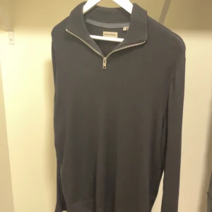 Svart Halfzip - Säljer en stilren svart tröja från Jack & Jones. Den har en praktisk dragkedja vid halsen och är perfekt för både vardag och lite mer uppklädda tillfällen. Tröjan är långärmad och gjord i ett mjukt material.