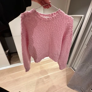 Stickad - Säljer en rosa stickad tröja från Monki. Använd ett fåtal gånger 