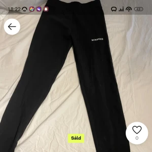 Svarta leggings från McKenzie - Säljer ett par svarta leggings från McKenzie. De är superbekväma och perfekta för både träning och vardagsbruk. De har en tight passform och är gjorda i ett mjukt material som känns skönt mot huden. (Köpts på plick men har kvar lappen och oanvända) 