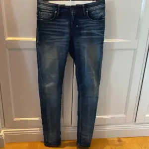 Säljer nu mina antony morata jeans i storlek 30/32 med riktig snygg tvätt. För små för mig o därför jag säljer. 