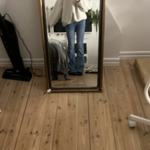 Lågmidjade bootcut jeans🩵 - Blåa Lågmidjade bootcut jeans🩵 orginalpris är 590 och färgen säljs inte längre. Andvända men i bra skick❤️ pris kan diskuteras ❤️