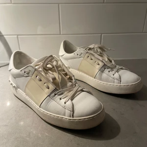 Valentino - Hej! Jag säljer ett par beige / vita skor från Valentino. Skorna är i ett fint skick går absolut att tvätta. Men tyvärr passade dom inte min tjej, de är använda några gånger men i stort sätt helt nya! Pris går att diskutera vid snabb affär. 