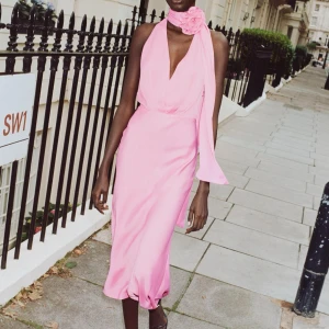 Klänning - Säljer denna klänning, helt oanvänd och hann inte returnera den🩷