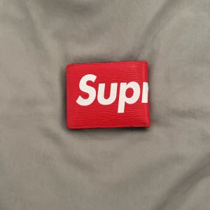 Louis Vuitton × Supreme slender plånbok - Säljer denna luis vuitton plånbok med tanke på att den ej används. Köpt 2018 i Usa och var en present till mig.   Box finns men tyvärr inget kvitto då det var en present.