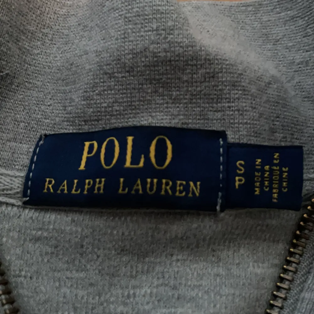 Säljer en stilren grå halfzip från Polo Ralph Lauren. Inga defekter förutom att dragkedjan är lite seg. Superbekväm och passar till allt! Storlek: S. Nypris: ca 2000. Mitt pris: 699. Skick 8/10. Hör av er vid minsta lilla✌️🍺🍻. Tröjor & Koftor.