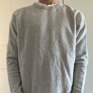 Tröja NN07 - Säljer denna grå/vita tröjan från NN07 då den knappt kommer till användning längre. Skicket är mycket bra och inga skador eller defekter förekommer på tröjan. Storleken är S och måtten finner ni på bilderna. Priset kan diskuteras  