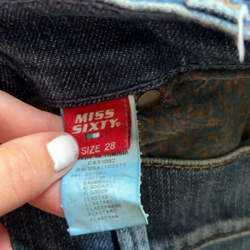 Säljer ett par snygga blå jeans från Miss Sixty. De har en klassisk femficksdesign och är i en skön denimkvalitet. Jeansen har en lågmidjad passform och är perfekta för vardagsbruk. Det finns en cool detalj med en broderad klöver på baksidan. Perfekta för dig som vill ha en stilren och bekväm look!. Jeans & Byxor.