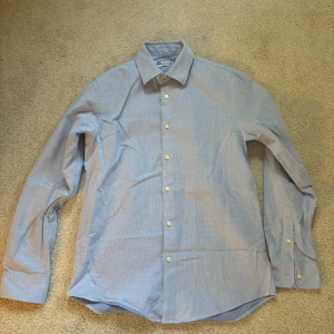 Skjorta Zara - Blå skjorta från zara, perfekt att ha under en blå kostym eller blå kavaj men går självklart att kombinera med många olika plagg, skicket är bra