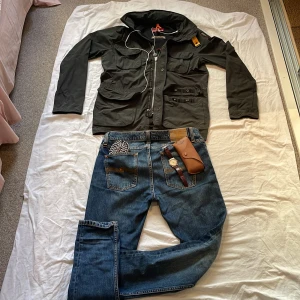 Parajumper jacka   - Hej säljer min parajumper windbreaker/feildjacka. Nypris runt 7000 Inga defekter.  