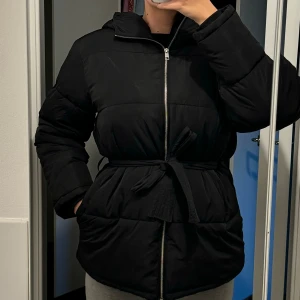 Kort dun jacka från nelly - Säljer min jacka som är köpt förra året på Nelly. 