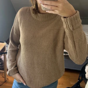 Stickad tröja - Beige/brun stickad tröja från Lager 157. Storlek XS-S på lappen men passar även M!