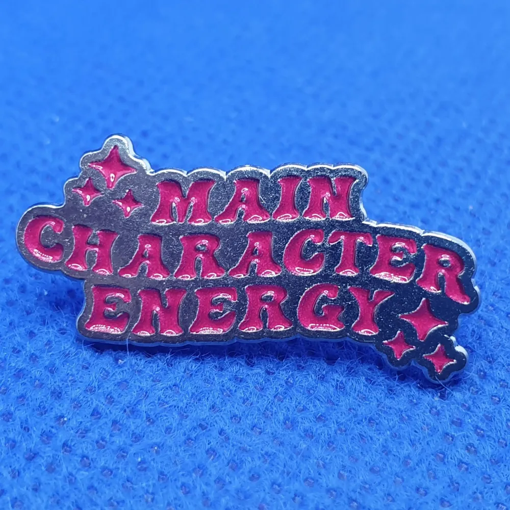 Pins - Main character energy mått är: 3 × 1.5 cm ✨️Titta igenom alla mina upplagda och köp fler saker i bundle för att spara på frakten och få allt du köpt i ett och samma paket✨️. Accessoarer.