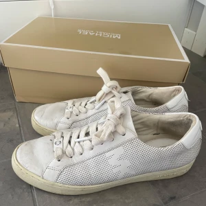 Michael kors skor - Skor ifrån Michael kors, gott skick, tvättas ordentligt innan dem säljs. Säljer endast då dem inte faller mig i smaken.