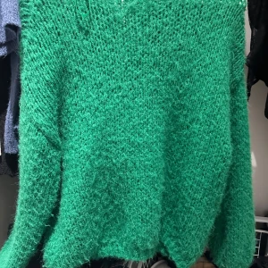 Grön stickad tröja - Jättefin grön stickad tröja från only. Använt ett fåtal gånger så den är i jättebra skick! 