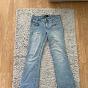Lågmidjade Jeans - Snygga lågmidjade jeans i ljusblått💗. Har gått sönder lite på sidan (kolla sista bilden). Storlek: 40 Hör av er vid frågor 💕💕