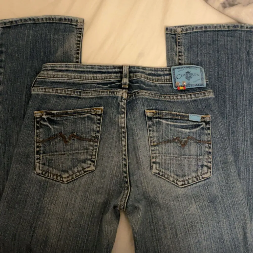 vet inte vart jeansen är ifrån för de är gamla och går inte att få tag på! passa mig som är 168 och brukar har 34 i jeans! fler bilder privat+ pris kan diskuteras . Jeans & Byxor.