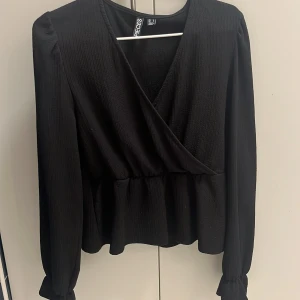 Blus - Säljer en svart blus ifrån Pieces, bra skick.