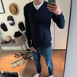 Ralph lauren v neck 🍾 - Hej, säljer denna riktigt feta Ralph lauren stickade tröjan | skick 8/10 något litet hål | Stolek S Modellen på bilden är 180 cm | släng iväg ett dm för frågor! 🍾🙌