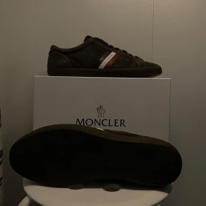Moncler skor - Moncler sneakers | bra skick | nypris: 4499 kr | ingår: box | fraktar på köparens bekostnad | hör av dig vid frågor eller intresse! | kan visa certifiering av skorna privat📩