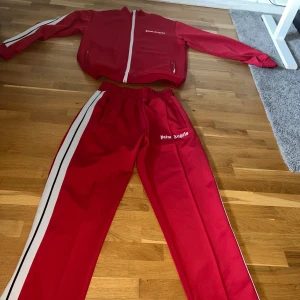 Palm angels - Nu säljer jag äntligen min röda Palm angels dress som är bara använd 2 gånger dock inte äkta men fortfarande ett toppskick och inga konstigheter alls.