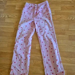 Rosa jeans med hjärtan - Köpt på shein, säljer för de är för snå i midjan