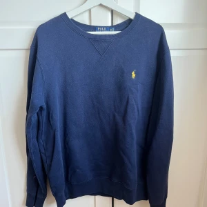 Ralph Lauren sweatshirt  - Marinblå sweatshirt från Ralph Lauren. Skön att bara slänga på sig. Skriv för fler bilder!!