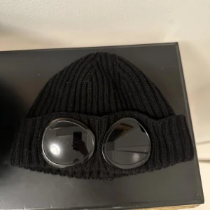 Cp company mössa - Cp company mössa, använd fåtal gånger inga defekter. Skriv om ni vill ha fler bilder