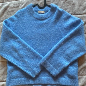 Blå stickad tröja💙 - Använd 2-3 gånger och i nyskick✨ Köpt på Ginatricot för ungefär ett år sedan😚 PERFEKT nu till hösten🍂🥰