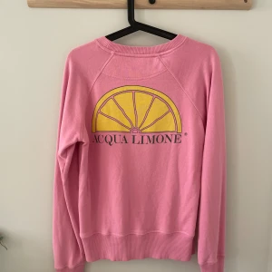 ACQUA LIMONE TRÖJA! - Hejj! Säljer denna snygga Acqua limone tröjan nu. Den är i bra skick och sparsamt använd! Jag säljer den nu för att den inte riktigt passar min stil☺️ Pris kan diskuteras:)